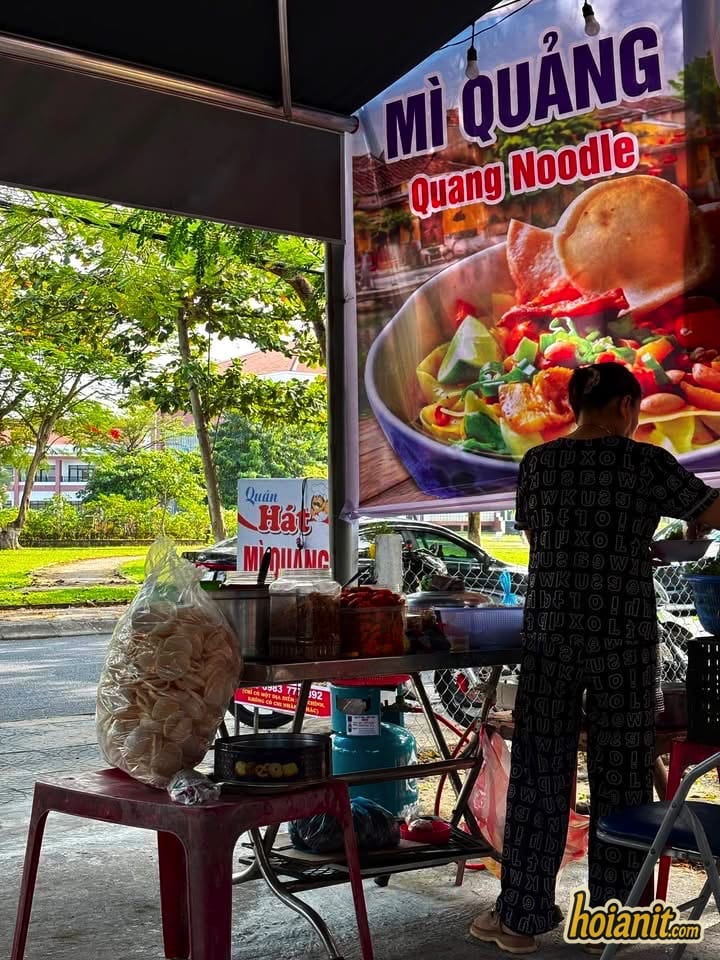 Quán Cô Hát ở góc Lý Thường Kiệt – Phạm Hồng Thái, Hội An, bán mì Quảng từ chiều đến khuya