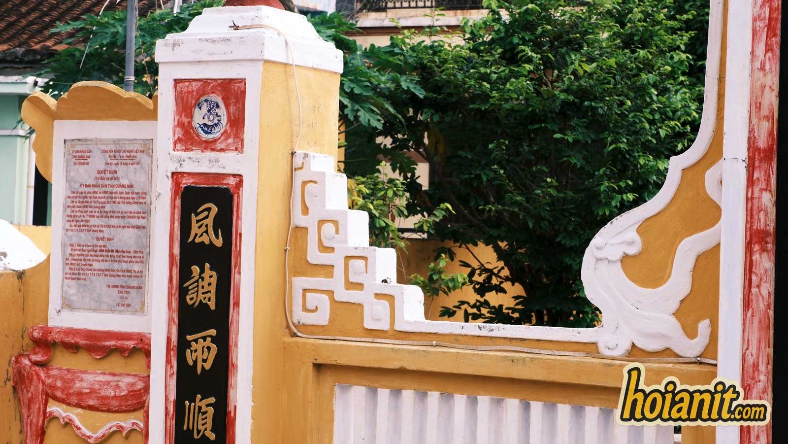 mieu ong cop hoi an1 Bảng đá công nhận di tích và câu đối chữ Hán ở trụ cổng miếu Ông Cọp