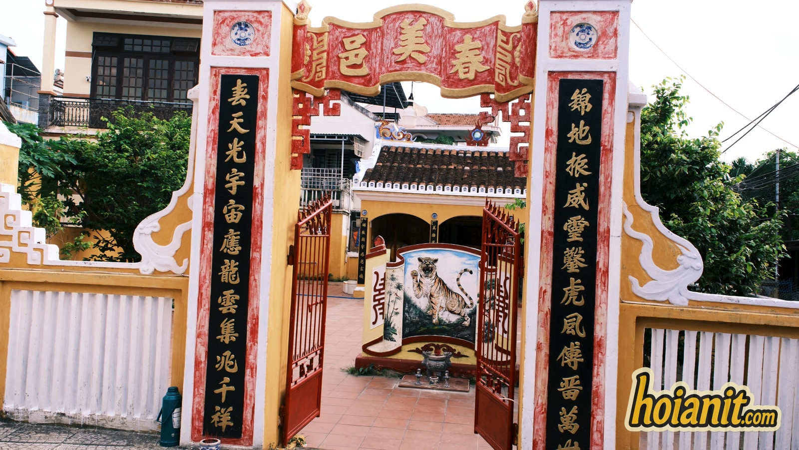 mieu ong cop hoi an2 Cổng miếu Ông Cọp Hội An nhìn vào bình phong đắp hình hổ