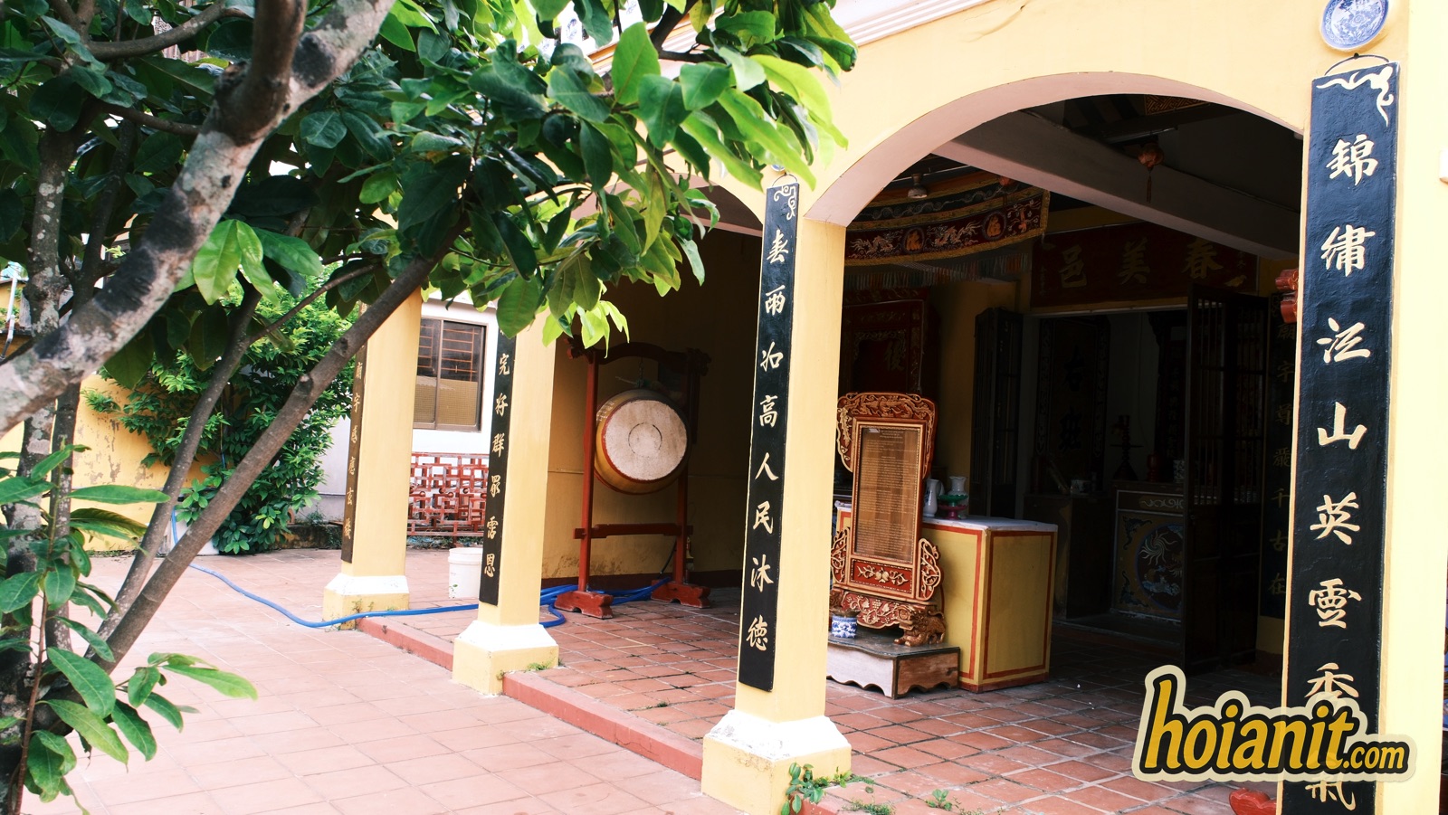 mieu ong cop hoi an3 Bên trong chính điện miếu Ông Cọp Hội An với trống chầu và câu đối