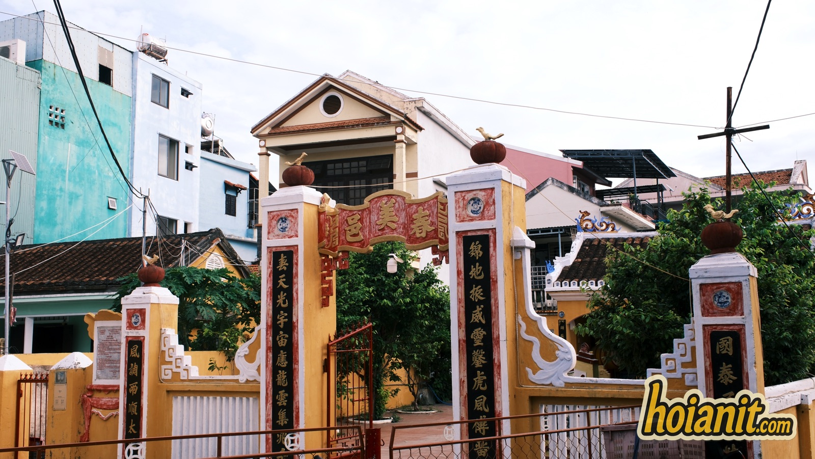 mieu ong cop hoi an4 Toàn cảnh cổng miếu Ông Cọp nhìn từ đường vào