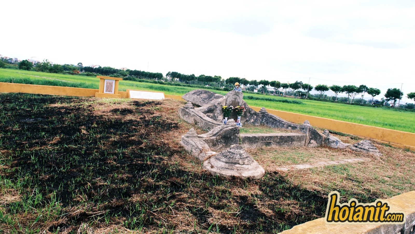 Mộ thương nhân Nhật Bản Tani Yajirobei giữa cánh đồng lúa Hội An