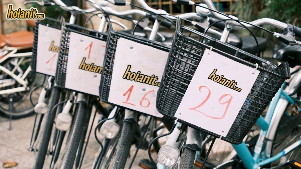 Numbered hoianit.com tags on the baskets of rental bikes in Hoi An