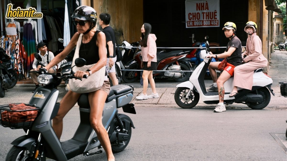 Tourists riding rental scooters in Hoi An with Anh Khoa motorbike insurance