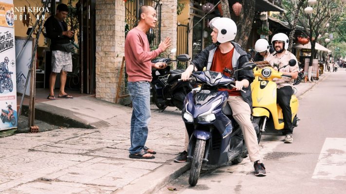 游客租电动车畅游会安古镇街道