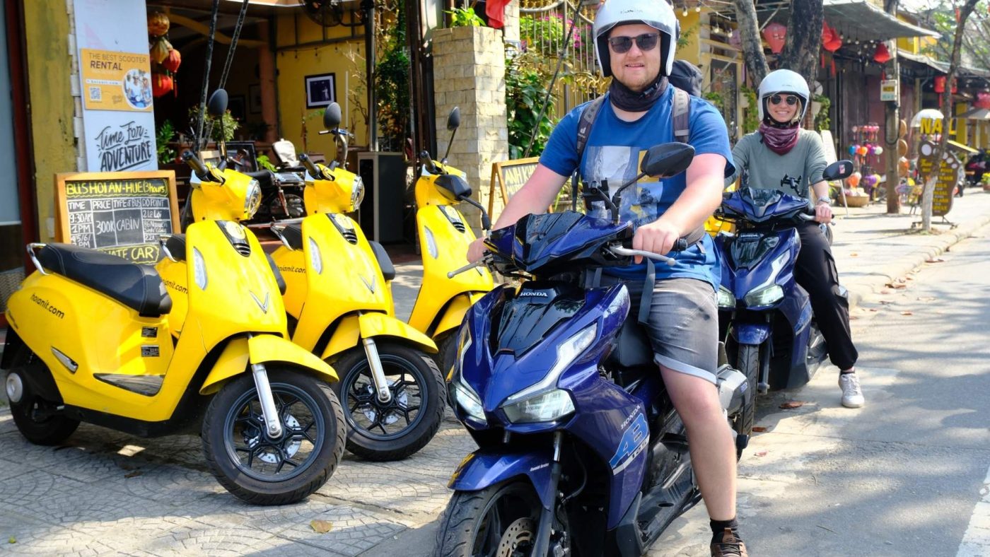 Traveler calling Anh Khoa for emergency roadside assistance in Hoi An