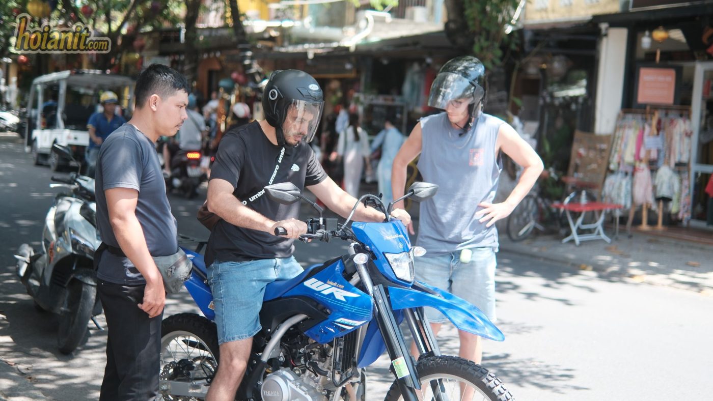motorbike rental hoi an00003 1 Du khách thuê xe máy Hội An vi vu trên đường ven biển Cửa Đại
