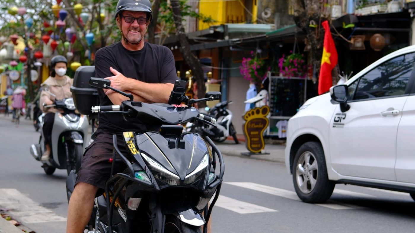 Tourist receiving roadside support from Anh Khoa motorbike rental in Hoi An