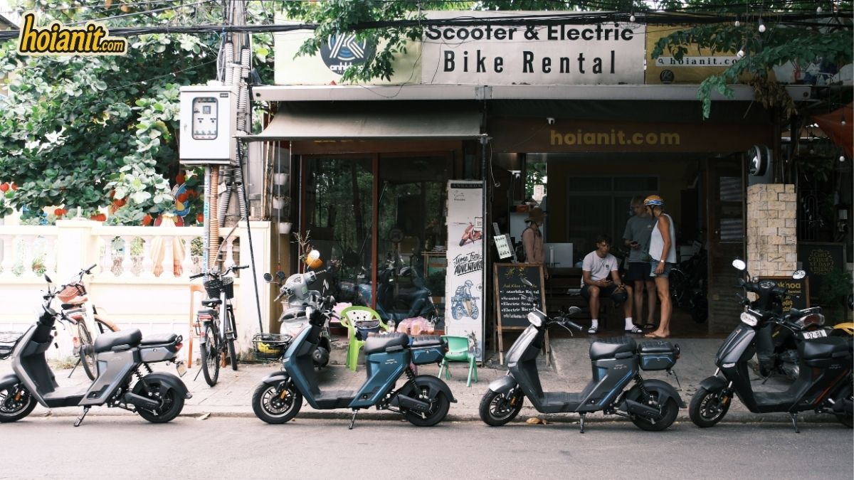 Anh Khoa Laden in Hoi An — Scooter & Electric Bike Rental mit E-Scootern davor