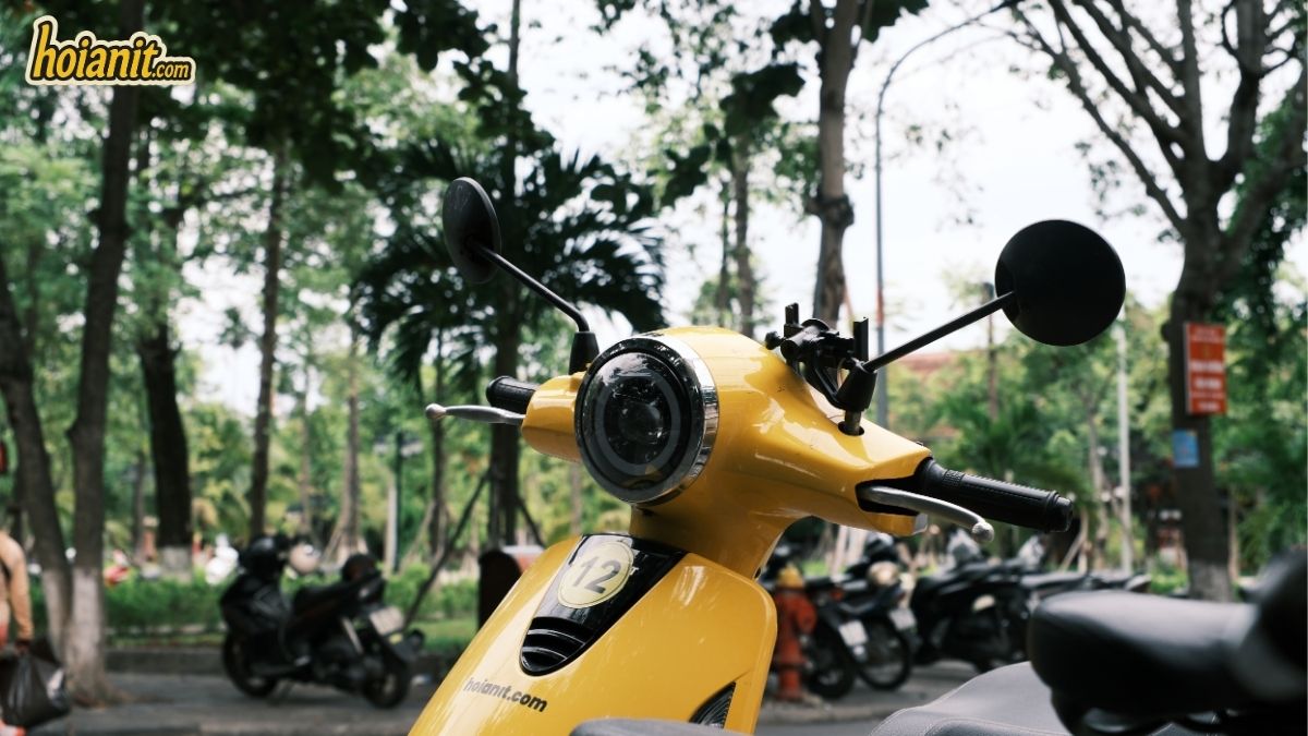 Gelber E-Scooter Nr. 12 von hoianit.com in Hoi An