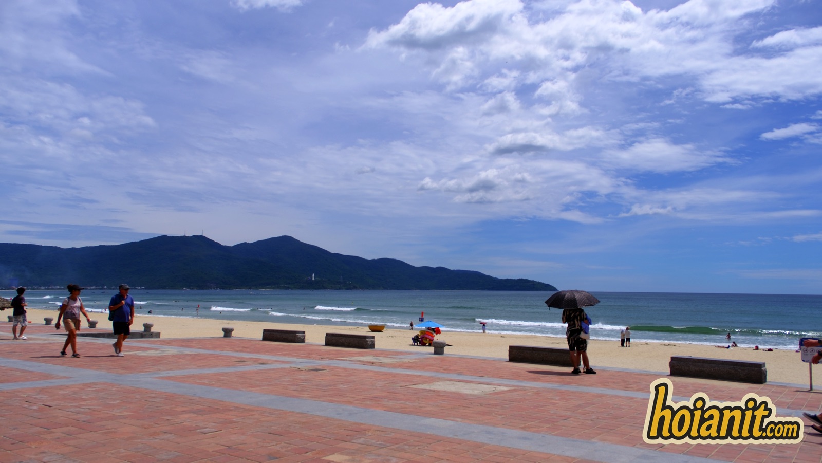 My Khe Beach seen from the promenade, with the Son Tra peninsula closing the north end