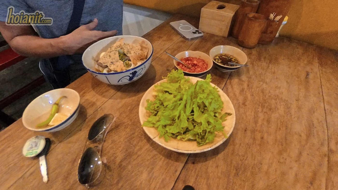 my quang 92 hoi an tiệm mì quảng 92 Hội An, món ăn đặc sản Hội An nổi tiếng mì bò, cá lóc, thịt, tôm