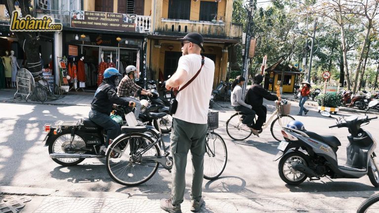 Khách du lịch nên thuê xe máy hay xe đạp ở Hội An?
