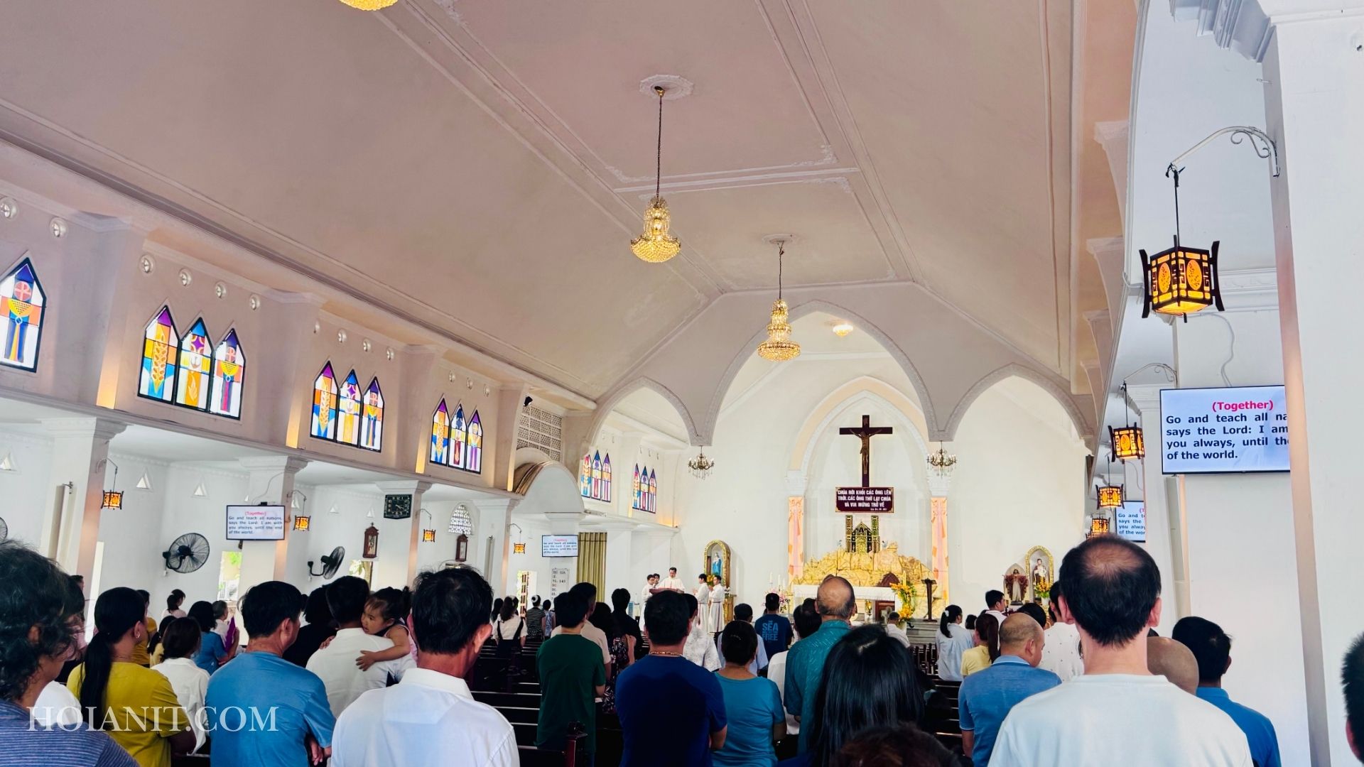 Kiến trúc nhà thờ Công giáo Việt Nam pha trộn phong cách châu Âu và bản địa tại Hội An