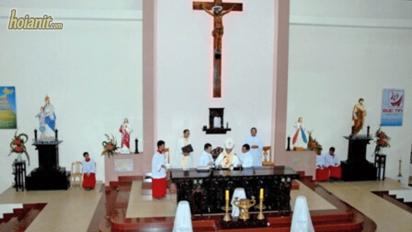 Cung thánh Nhà thờ Chính Trạch với bàn thờ chính và Thánh giá