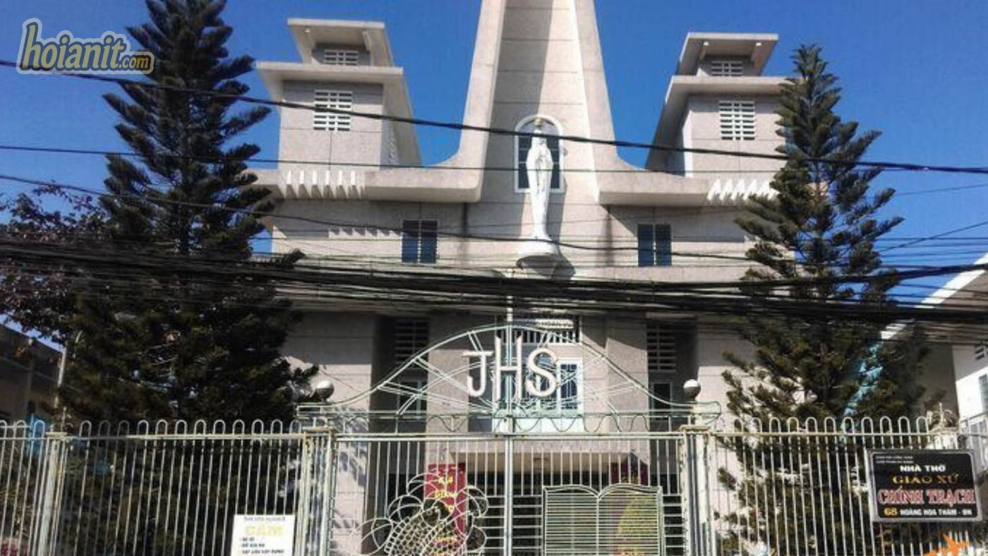 Toàn cảnh Nhà thờ Chính Trạch – Giáo phận Đà Nẵng nhìn từ đường Hoàng Hoa Thám