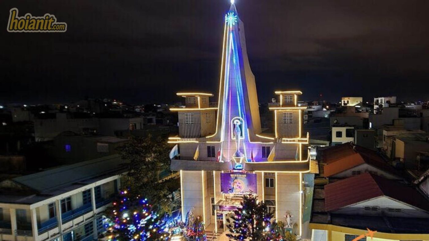 Toàn cảnh Nhà thờ Chính Trạch – Giáo phận Đà Nẵng nhìn từ đường Hoàng Hoa Thám