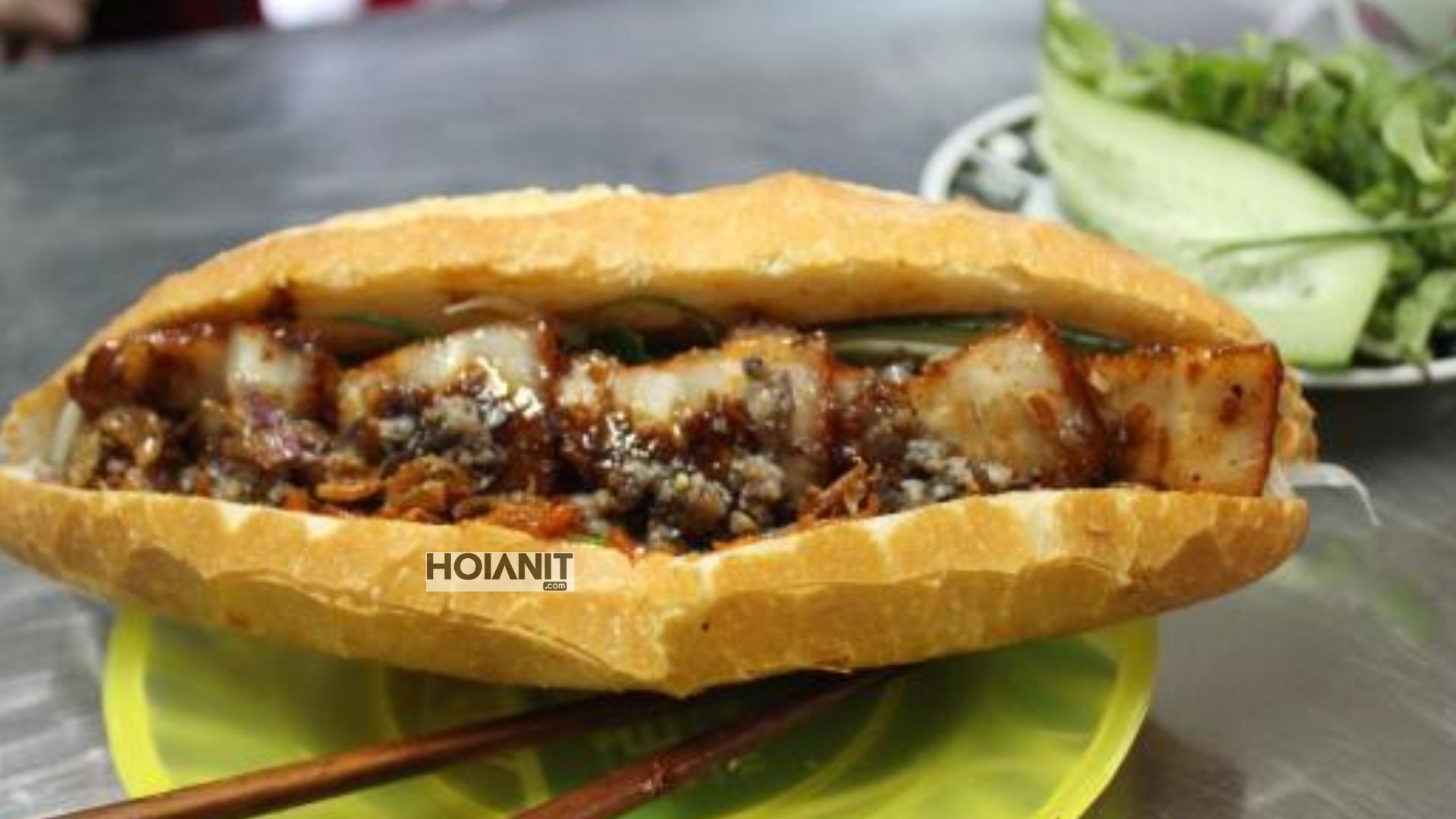 Ổ bánh mì Hội An nhân thịt nướng đậm màu rắc hành phi