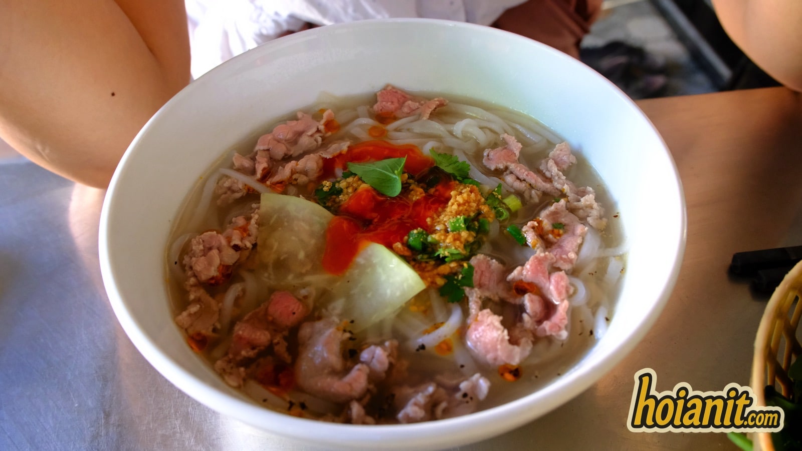Tô phở bò Phở Cường với thịt bò thái mỏng, tỏi phi và miếng su su luộc