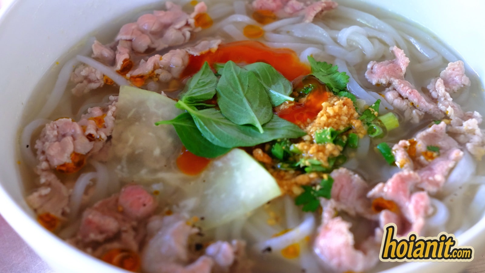 Cận cảnh tô phở ngon tại Hội An ở quán Phở Cường: rau quế, ngò, tỏi phi và sa tế
