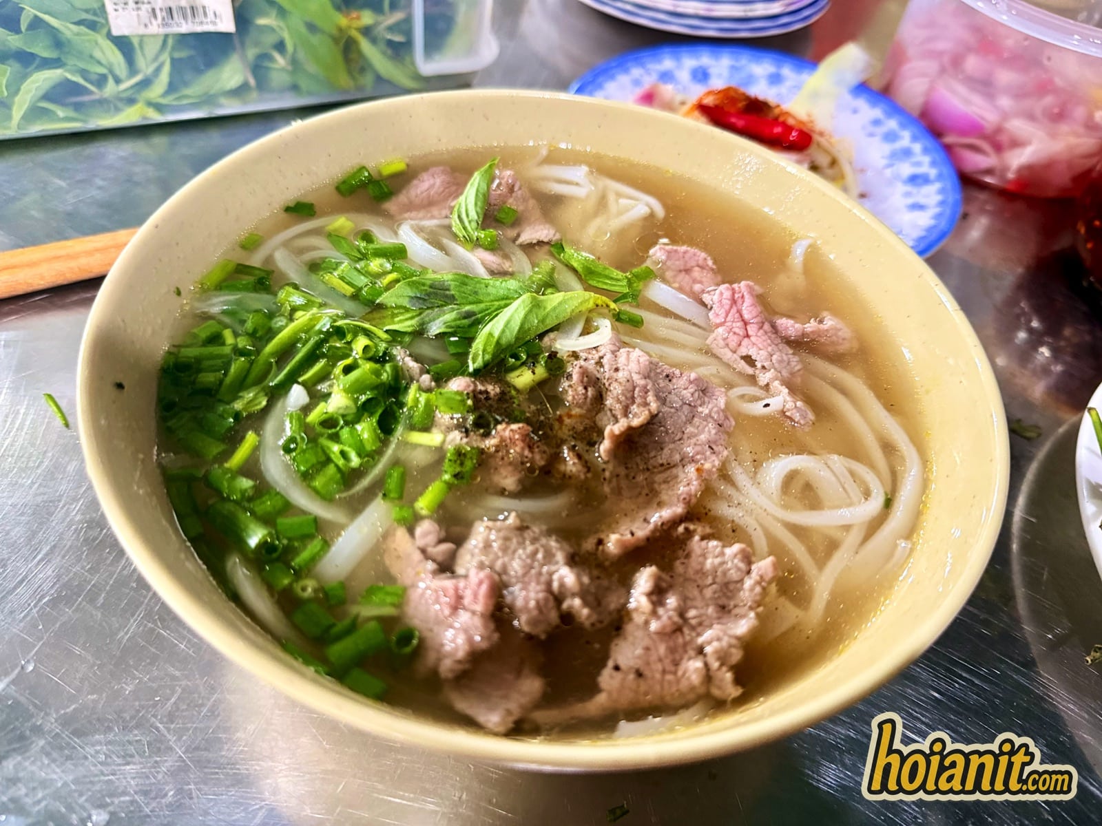 Tô phở bò tái tại Quán 911, 96 Hùng Vương, Hội An
