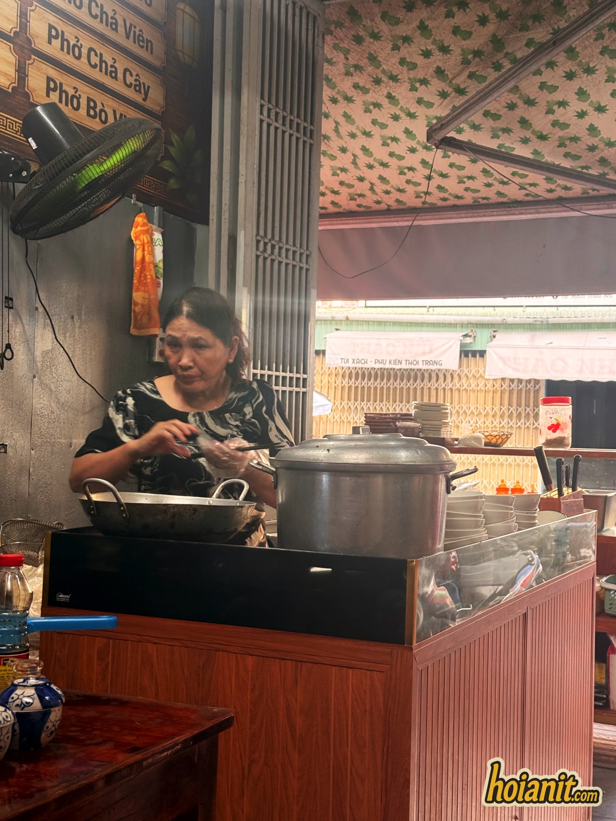 Góc bếp và quầy bán phở tại Phở Nguyên Hội An