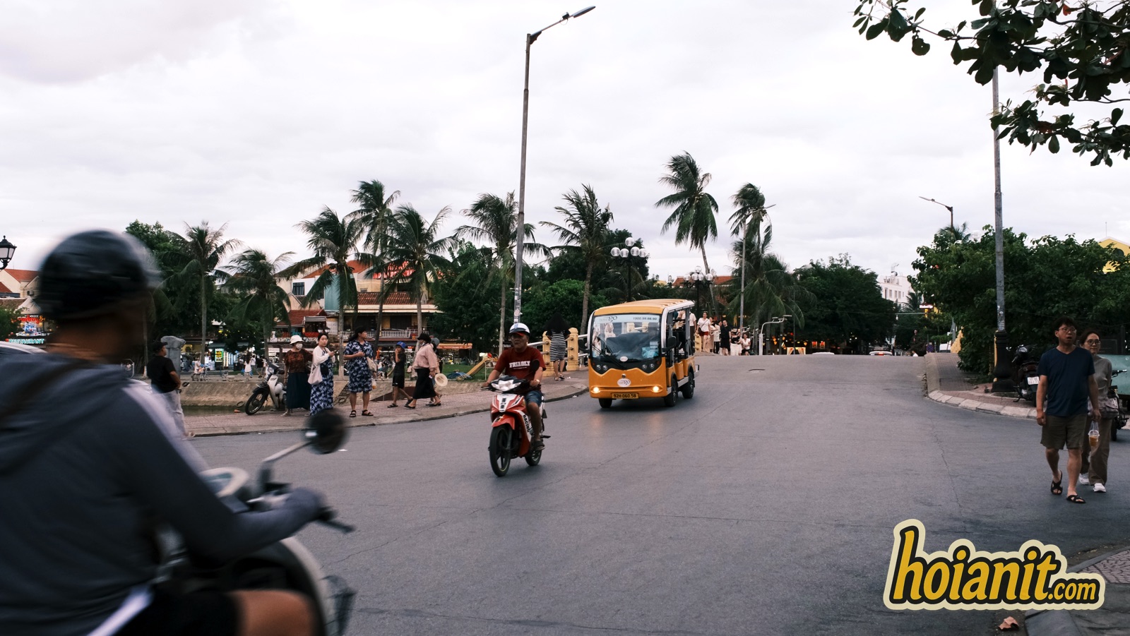Ngã tư đầu cầu gần Quảng trường Sông Hoài với xe điện chở khách