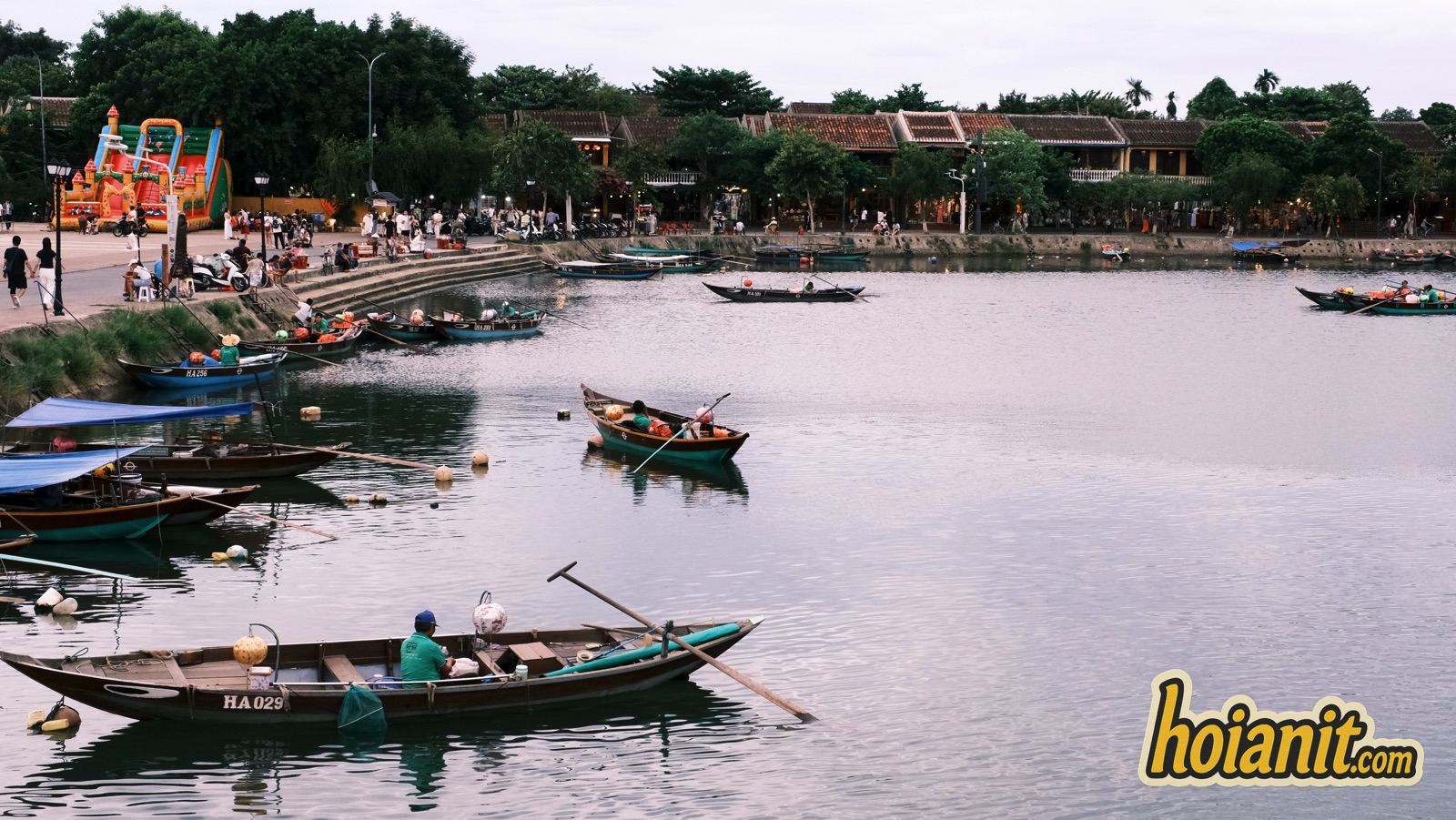 Toàn cảnh sông Hoài nhìn từ phía Cẩm Nam, bờ bên kia là Quảng trường Sông Hoài Hội An