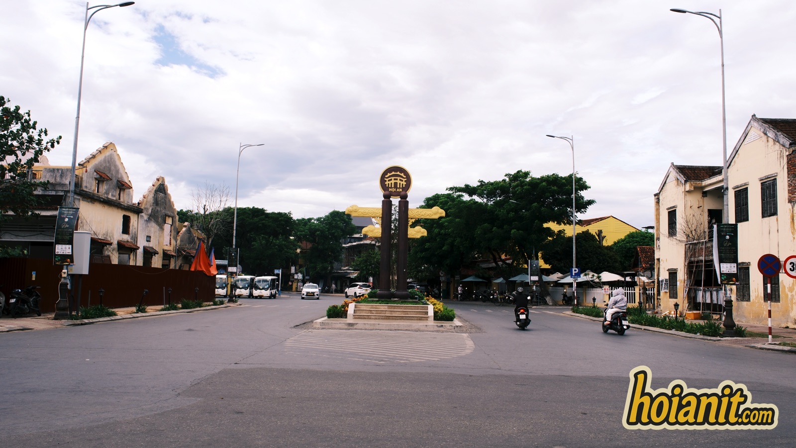 Trụ biểu tượng Quảng trường Sông Hoài Hội An với hình Chùa Cầu trên đỉnh