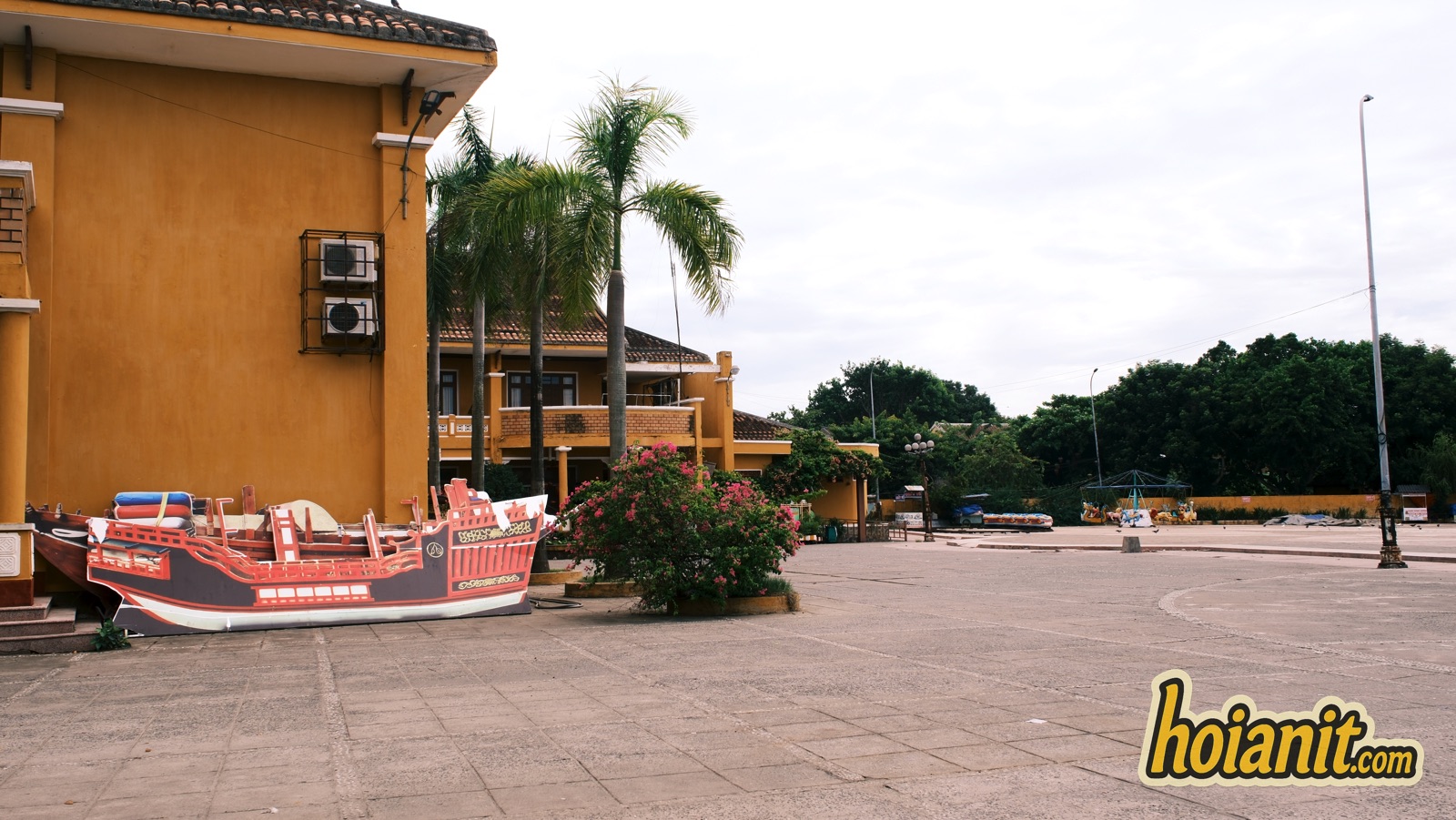 Mô hình thuyền buôn Châu Ấn trong sân Quảng trường Sông Hoài