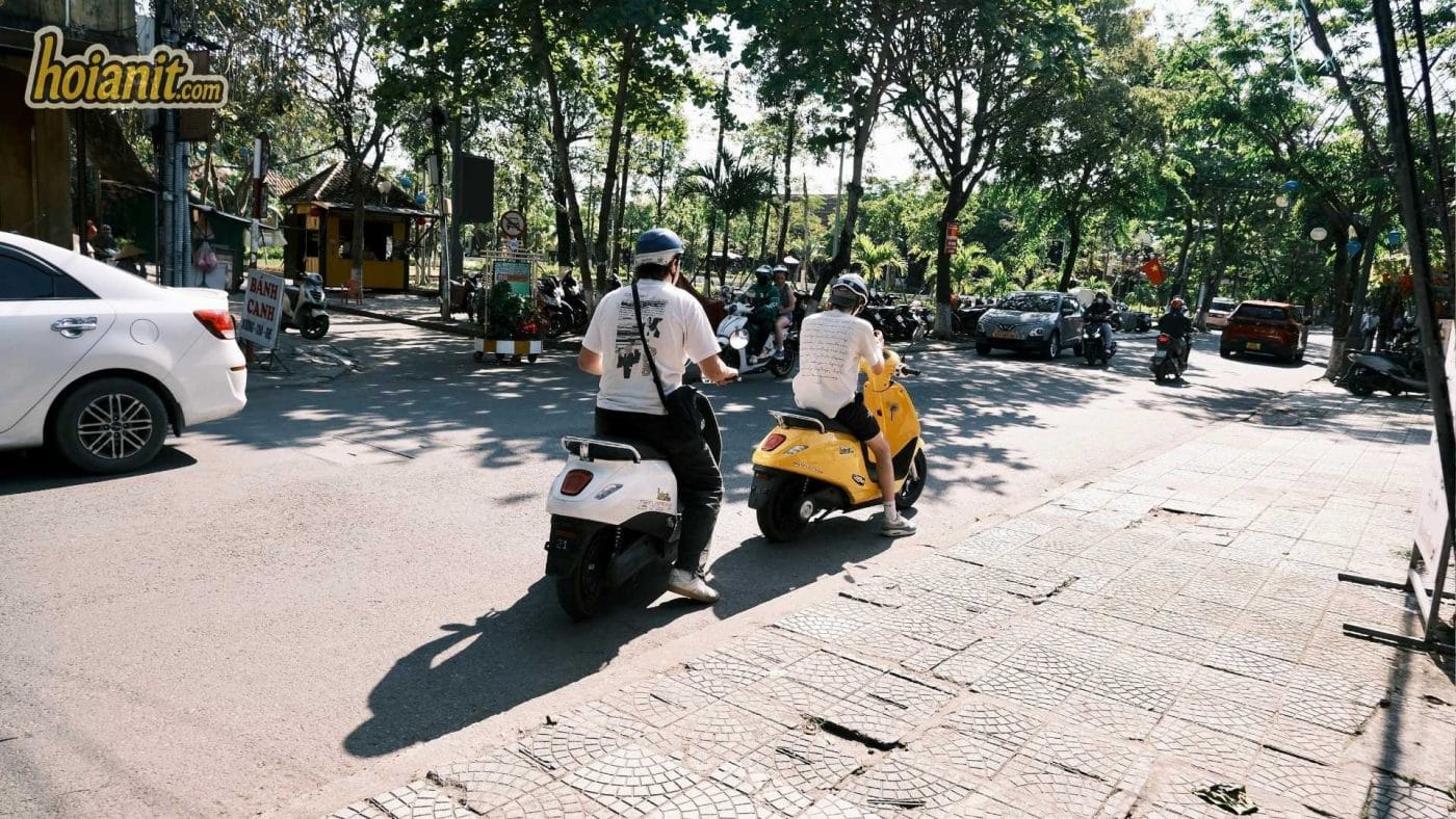 renting a motorbike in vietnam mistakes1 Traveler checking a motorbike before renting a motorbike in Vietnam