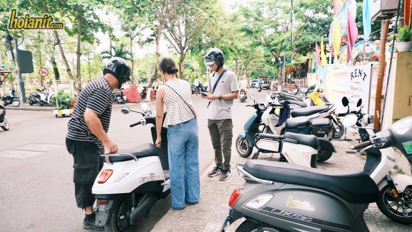 renting a motorbike in vietnam mistakes4 Traveler checking a motorbike before renting a motorbike in Vietnam