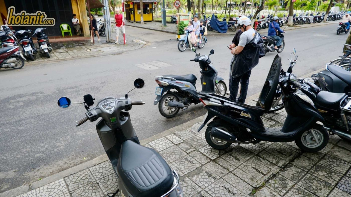 sewa motosikal di hoi an3 tourist riding motorbike in Hoi An Vietnam