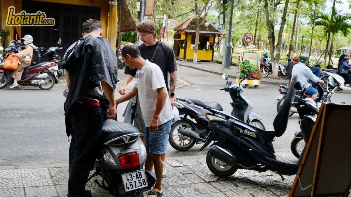 sewa motosikal di Hoi An old town street