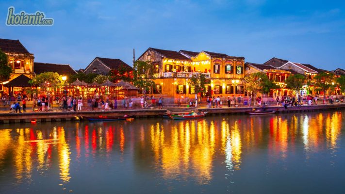 Khung cảnh Hội An về đêm bên bờ sông Hoài rực rỡ ánh đèn lồng