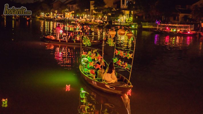 Bờ sông Hoài Hội An về đêm với ánh đèn lồng lung linh phản chiếu trên mặt nước