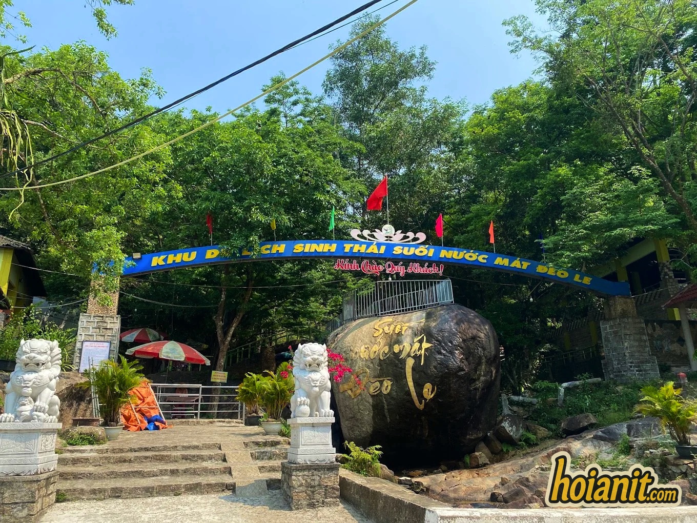 Cổng vào Khu du lịch sinh thái Suối Nước Mát Đèo Le với tảng đá khắc tên và đôi sư tử đá