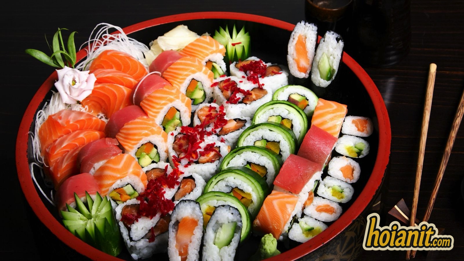 sushi hoi an 1 Large sushi platter with salmon sashimi, tuna and cucumber maki, served in Hoi An style