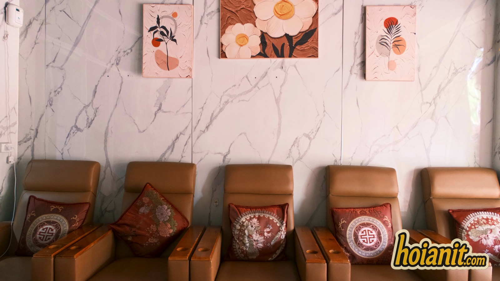 thanh mai hoi an spa4 Marble treatment wall and reclining chairs inside Thanh Mai spa Hoi An
