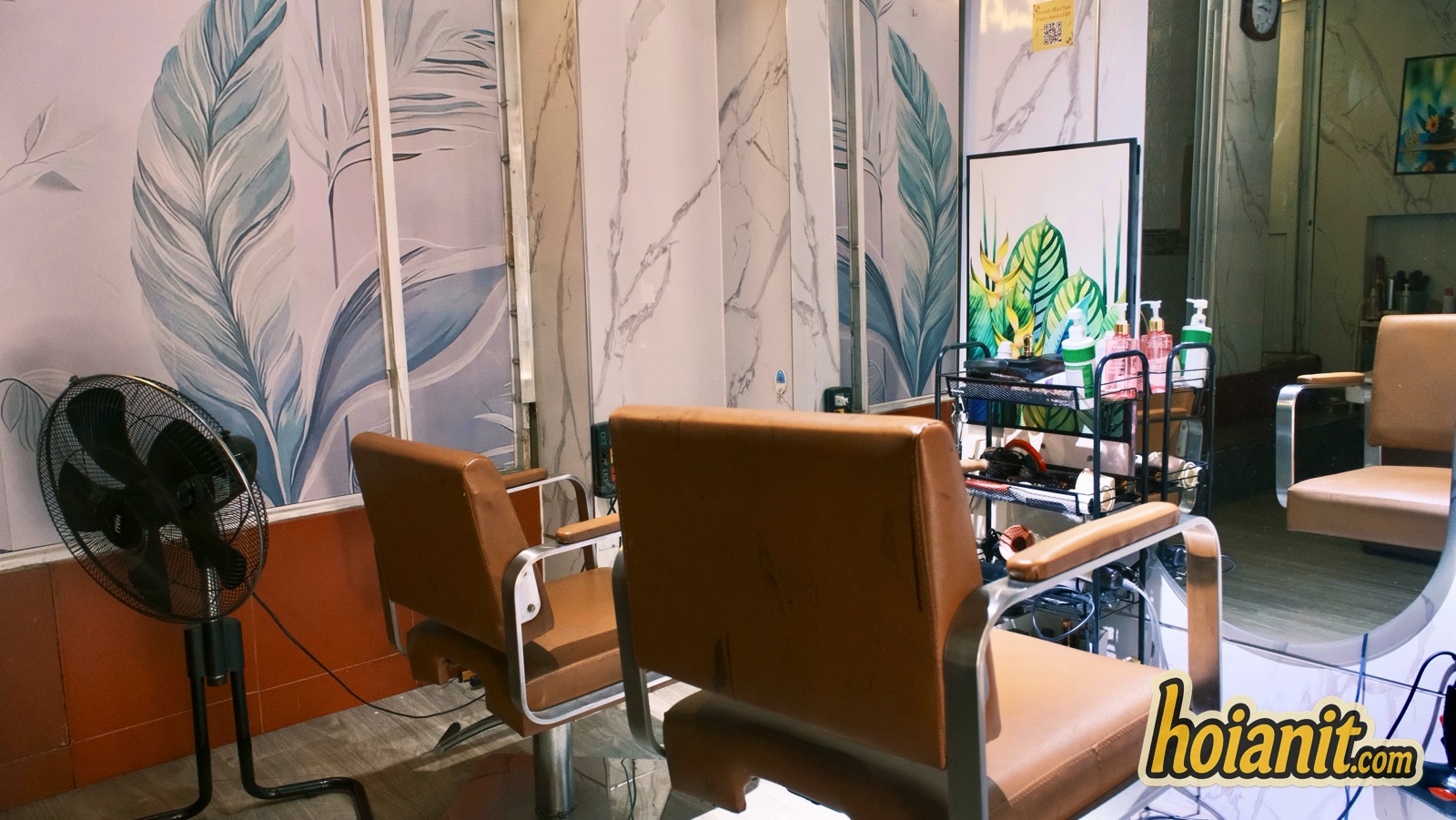 thanh mai hoi an spa5 Hair styling chairs and mirrors at Thanh Mai salon in Hoi An