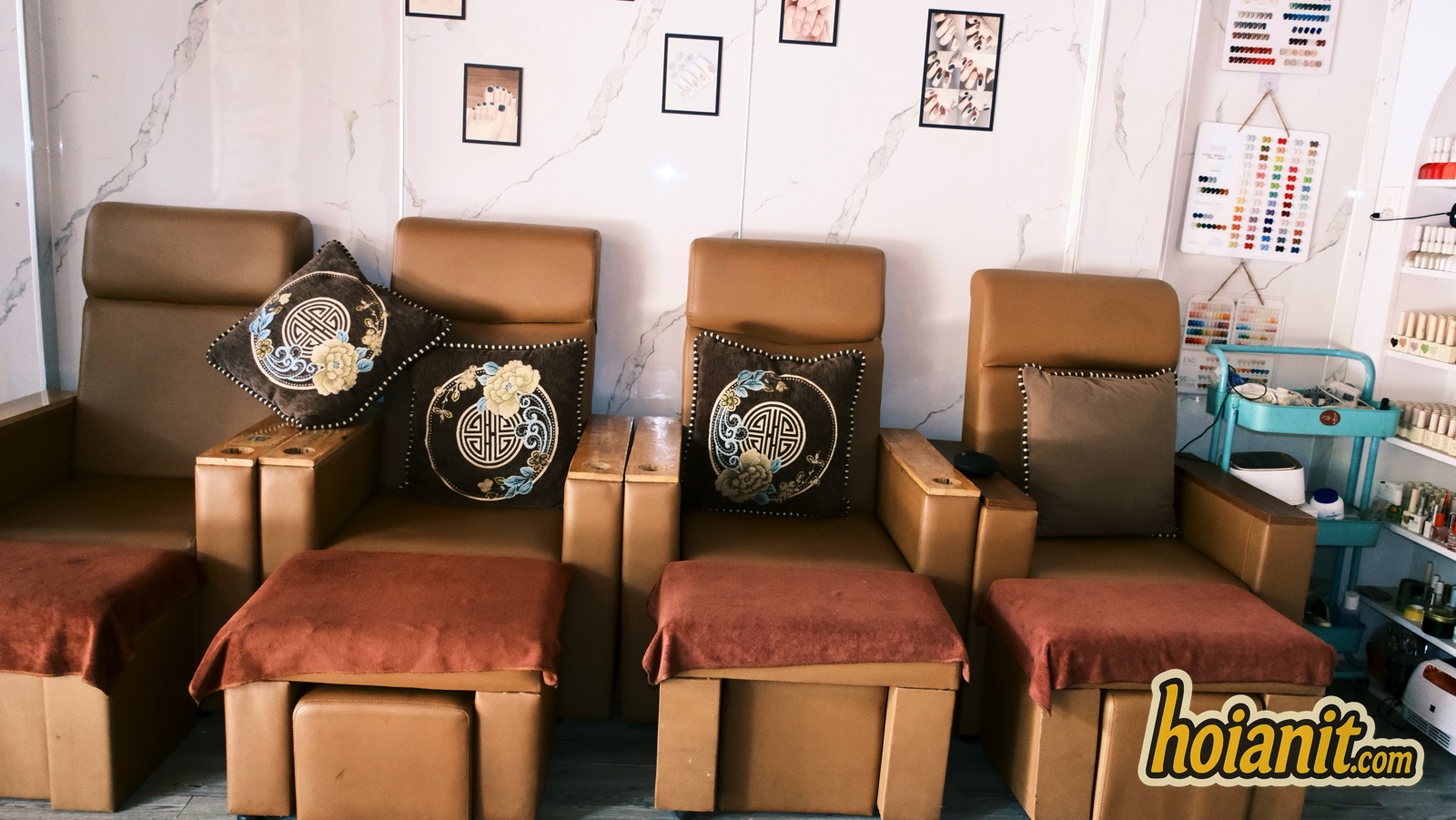 Dãy ghế ngâm chân và massage chân tại spa Hội An