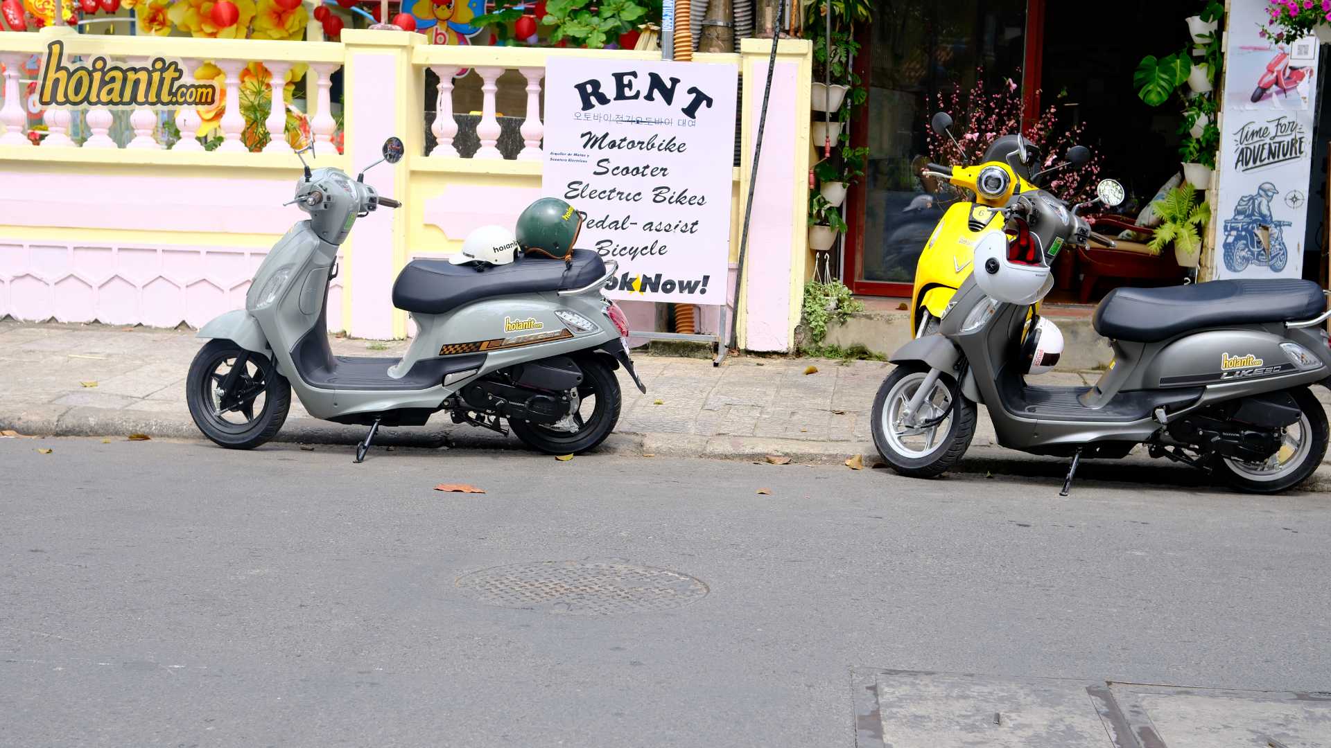Thuê xe máy Hội An dịp Tết tại cửa hàng Anh Khoa, biển cho thuê và xe ga xếp trước cửa