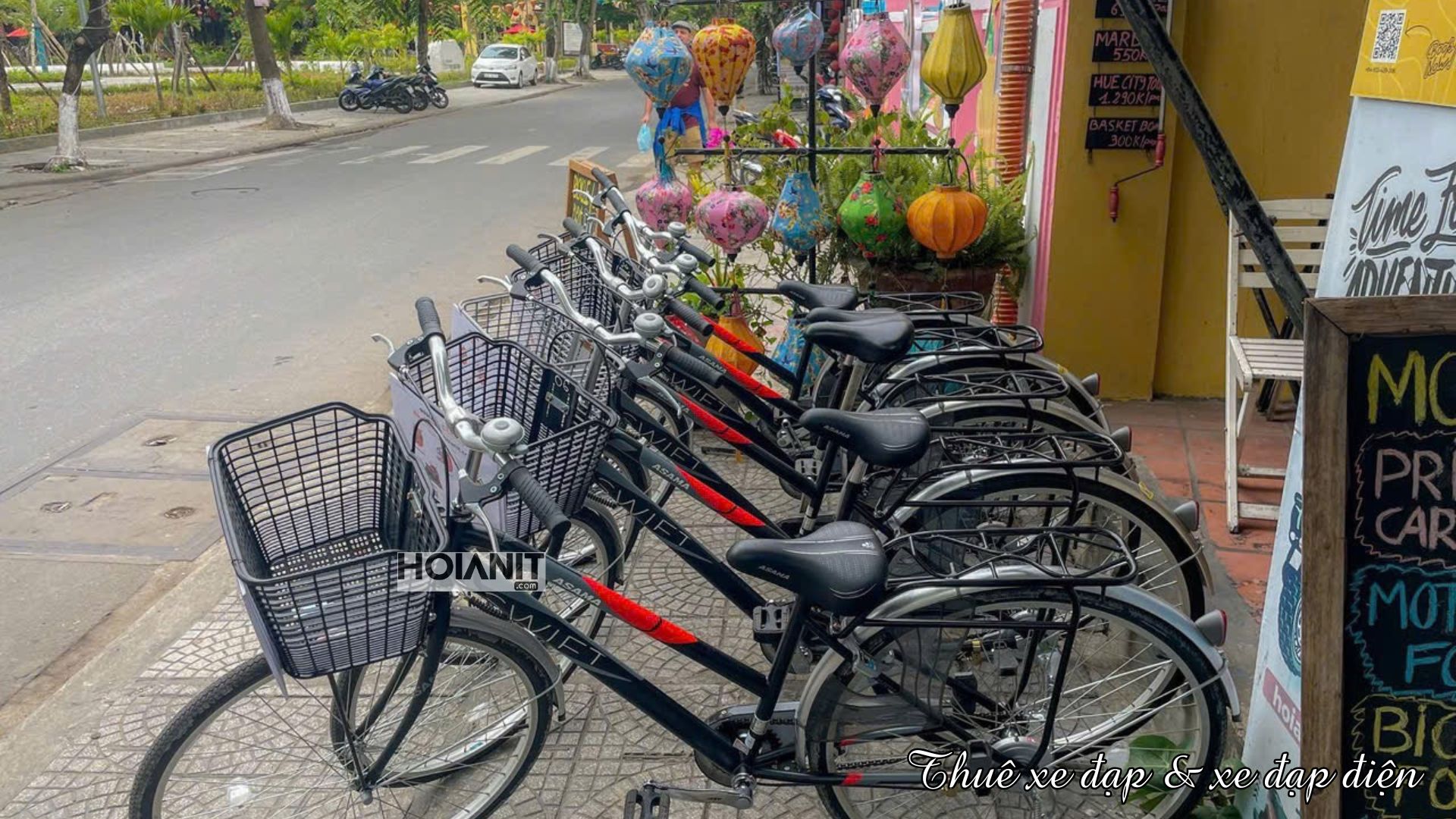 Dãy xe đạp cho thuê trước shop, nơi khách gửi xe máy miễn phí ở Hội An