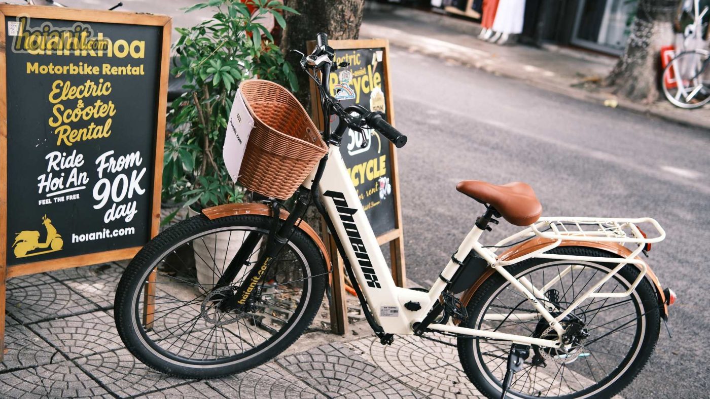 . Du khách đạp xe tham quan Phố Cổ Hội An buổi sáng – bicycle rental Hoi An