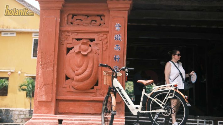 Xe đạp dừng chân bên Chùa Cầu cổ kính – cycling in Hoi An ancient town
