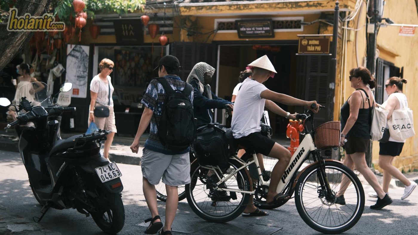 Nhóm bạn trẻ vui vẻ đạp xe khám phá Hội An – bike rental Anh Khoa Hoi An