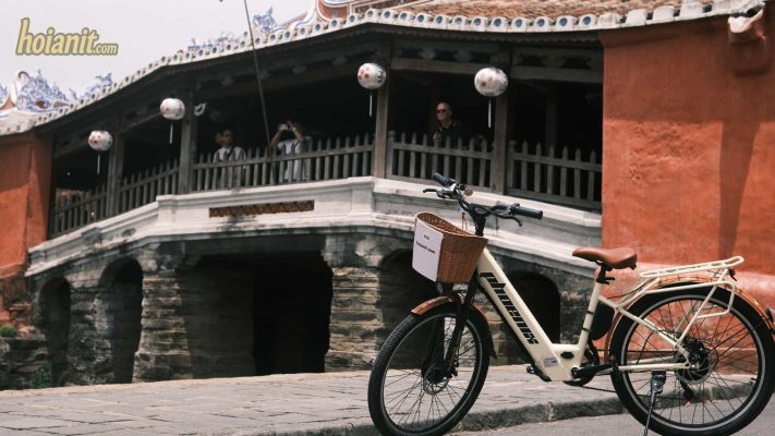 Du khách thuê xe đạp dạo quanh Phố Cổ Hội An buổi sáng