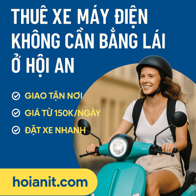 Ảnh một du khách đang lái xe máy điện màu xanh, đội mũ bảo hiểm và mỉm cười.