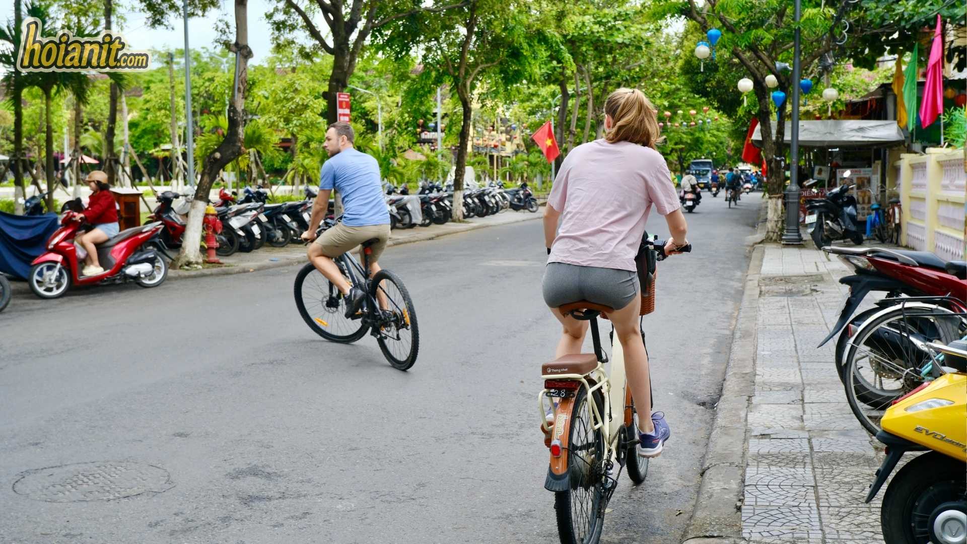 Đạp xe trong phố Hội An, lựa chọn không cần giấy tờ