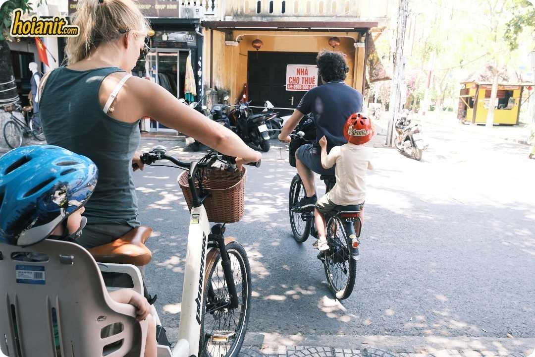 Gia đình thuê xe đạp điện có ghế trẻ em ở Hội An
